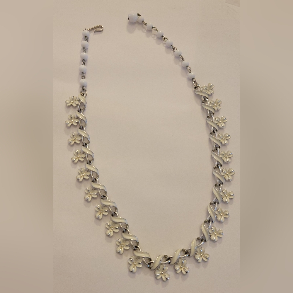Chic Silver Daisy Necklace